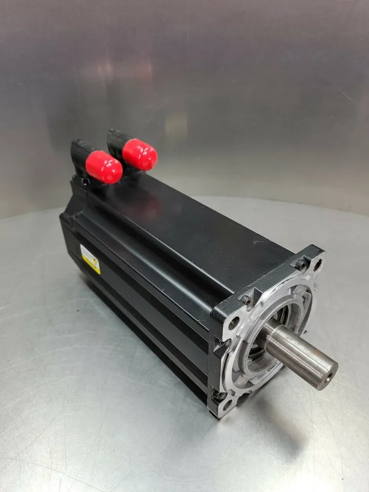 Allen Bradley MPL-B4540F-MK74AA — Servo Motor - Motors product front view
