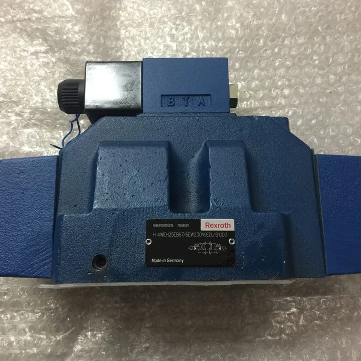 Rexroth R900970262 — Bosch Rexroth H Series Pilot-Operated Directional Valve - Hydraulics & Pneumatics product front view